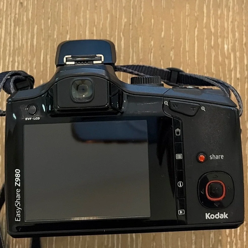 Kodak EasyShare Z980 12.0MP Digital Camera 24X Optical Zoom Wide Lens Bundle